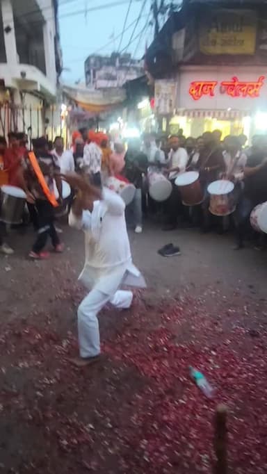 आंखों पर पट्टी बांधकर छाती पर रखी ककड़ी को, फरसा औजार से कटी विश्व हिंदू परिषद और बजरंग दल के द्वारा हनुमान जयंती पर विश...