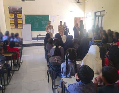 #SSP @moradabadpolice के निर्देशन में थाना- कांठ पुलिस द्वारा #MissionShakti5 अभियान फेज-5 के तहत थाना क्षेत्रा0 भ्रमणशी...