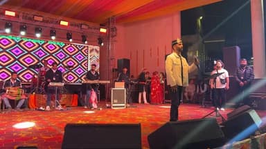 लघु शिवरात्रि मेला जोगिंदर नगर की दूसरी सांस्कृतिक संध्या में गायक कलाकार ईशांत भारद्वाज दे रहे अपनी सुंदर प्रस्तुति