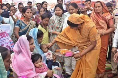 जनसमस्या निवारण शिविर अरमरीकला : महिला एवं बाल विकास विभाग की योजना के तहत बच्चों का अन्नप्राशन संस्कार एवं गर्भवती महिल...