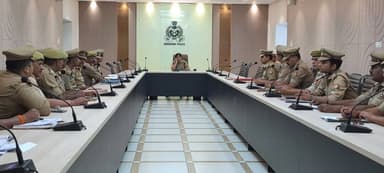 आज दिनांक 02.04.2026 को पुलिस अधीक्षक फतेहगढ़ द्वारा रिजर्व पुलिस लाइन सभागार में जनपद के समस्त थाना प्रभारियों/विवेचको ...