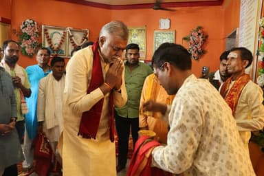 प्रदेश शासन के @minprdd तथा @labour_mp मंत्री श्री @prahladspatel गुरूवार को हनुमान जयंती के अवसर पर देव अनगढ़ मंदिर नरस...