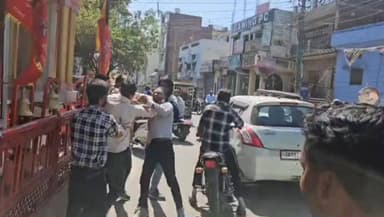 दो बाइकों की मामूली टक्कर के बाद दो पक्षों में जमकर हुई गाली गलौच और मारपीट - सोशल मीडिया पर मारपीट का वीडियो हुआ वायरल...