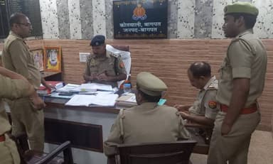 #baghpatpolice
क्षेत्राधिकारी नगर बागपत द्वारा थाना कोतवाली बागपत का आकस्मिक निरीक्षण किया गया। निरीक्षण के दौरान थाना क...