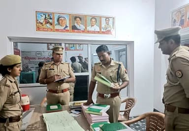 एटा- वरिष्ठ पुलिस अधीक्षक एटा डॉ0 इलामारन जी द्वारा थाना पिलुआ का किया गया औचक निरीक्षण तथा संबंधित को दिए आवश्यक दिशा न...