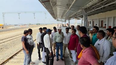 गुनौर विधायक राजेश कुमार वर्मा ने गुरूवार को निर्माणाधीन देवेन्द्रनगर रेलवे स्टेशन का निरीक्षण कर विधानसभा क्षेत्र के वि...