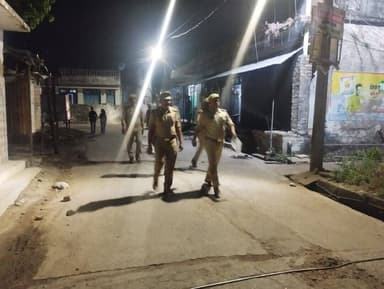 #Chitrakoot
*हनुमान जयंती के अवसर पर शांति एवं सुरक्षा व्यवस्था सुदृढ़ बनाये रखने हेतु चित्रकूट पुलिस ने पैदल गश्त कर स...