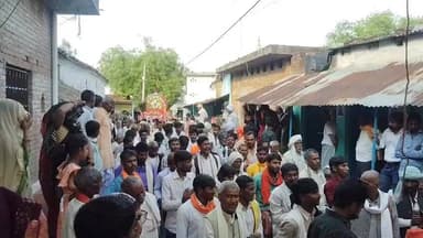 कुरारा क्षेत्र जल्ला गांव मे कालका मंदिर मे निकाले गए जवारे.