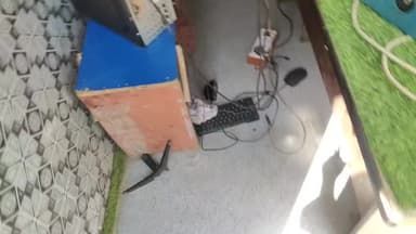 Salman Aru farid ne dukandar ke sath marpit ki dukandar sey jabarjasti kam kara reh te usne mana kiya to ye dukan ka hal