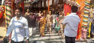 पत्नी के साथ सखी के हनुमान मंदिर पहुंचे झांसी एसएसपी BBGTS मूर्ति
#jhansi