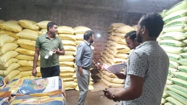 मुरलीगंज नगर पंचायत क्षेत्र में गुरुवार, 02 अप्रैल 2026 को उर्वरकों की कालाबाजारी पर रोक लगाने और किसानों को उचित मूल्य ...