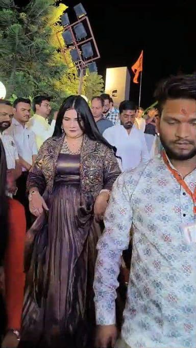 शाहजहांपुर:सुप्रसिद्ध भजन गायिका स्वाति मिश्रा जी हनुमत धाम पहुंची
@topfans
आपका अपना शहर aapka apna sehar