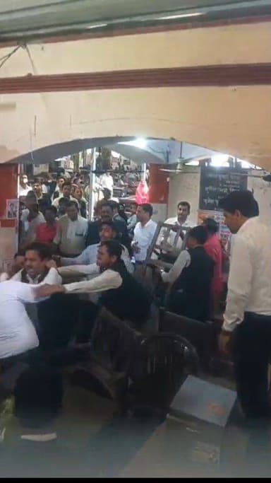 शाहजहांपुर कचहरी में सीट को लेकर दो अधिवक्ताओं में जमकर हुआ विवाद...
आपका अपना शहर aapka apna sehar