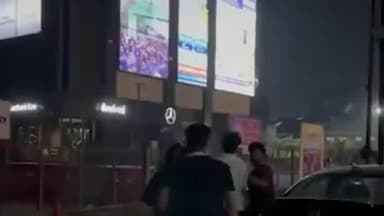 बैरसिया: बंसल वन बिल्डिंग के बाहर कार से 2 युवकों को घसीटकर बाहर निकाला गया