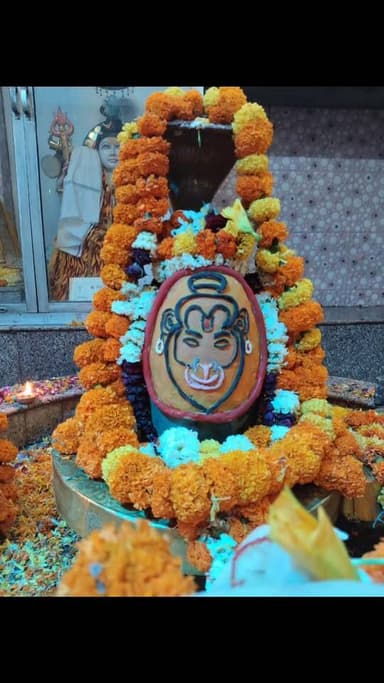 सेक्टर 6 धारूहेड़ा के शिव मंदिर में सजा शिवलिंग
