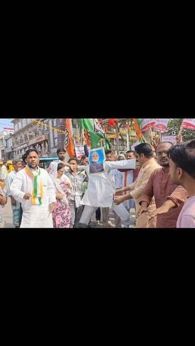 गैस संकट और महंगाई पर भड़की कांग्रेस, चांदनी चौक पर PM का पुतला दहन