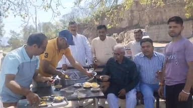 देहरा के खबली-दोसड़का में हनुमान जयंती व विधायक कमलेश ठाकुर के जन्मदिन पर बांटा गया हलवा
देहरा ।। News123 ।।
देहरा क्षेत...