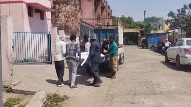 चित्रकूट सरधुवा के बड़हर के पास बाइक की टक्कर से बाइक सवार युवक की मौत परिजनों ने बड़हर निवासी 3 युवकों पर दुर्घटना करन...