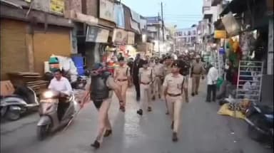 #एसएसपी अलीगढ़ द्वारा कानून/सुरक्षा व्यवस्था के दृष्टिगत पुलिस बल के साथ नगर क्षेत्र में किया गया पैदल गश्त