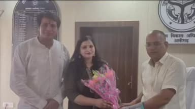 #अलीगढ़
*लगन और निरंतर प्रयास से मिली सफलता: दीक्षा सारस्वत बनीं नायब तहसीलदार*
*सीडीओ योगेंद्र कुमार ने दी शुभकामनाएं,...