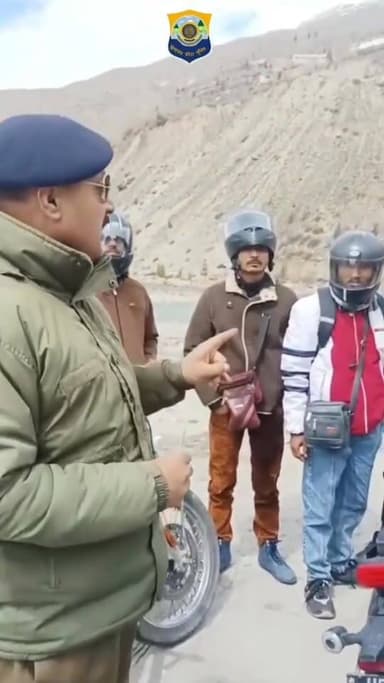 केलोंग पुलिस की सतर्क गश्त व नाकाबंदी के बीच SHO केलोंग ने बाइक सवार पर्यटकों को पहाड़ी रास्तों के जोखिमों से अवगत कराया...