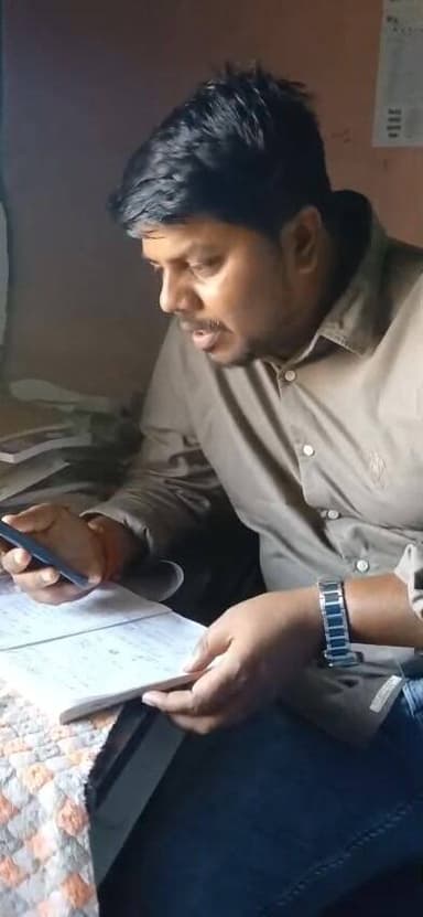 उपायुक्त कोडरमा द्वारा झुमरी तिलैया में डोर टू डोर पुस्तक संग्रह के लिए नगर परिषद उपाध्यक्ष से चर्चा करते हुए