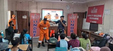 शासकीय औद्योगिक प्रशिक्षण संस्थान (आईटीआई) छात्र-छात्राओं को एनडीआरएफ टीम नें सिखाये आपदा के दौरान जीवन रक्षा के उपाय
--...