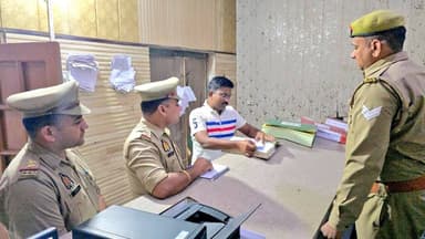 एटा- वरिष्ठ पुलिस अधीक्षक एटा डॉ० इलामारन जी द्वारा थाना कोतवाली नगर का किया गया औचक निरीक्षण तथा संबंधित को दिए आवश्यक ...