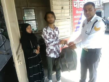 मेरठ ट्रैफिक पुलिस ने ईमानदारी और कर्तव्यनिष्ठा की मिसाल पेश की।
हेड कांस्टेबल विजय सिंह को ड्यूटी के दौरान मेट्रो प्लाज...