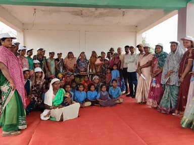 साल्हेवारा क्षेत्र के वनांचल ग्राम निजामडीह में बैगा समुदाय की दीदियों को स्व-सहायता समूहों से जोड़ने हेतु प्रेरक बैठक आ...