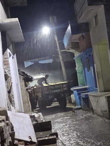 महोबा - जिले के कुलपहाड़ में अचानक हुई तेज बारिश से किसानों की मेहनत पर फिरते दिख रहा पानी....🌧️
दिन-रात खेतों में पसीन...