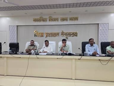 समाहरणालय स्थित कारगिल विजय सभा भवन में Crisis Management Group की समीक्षा बैठक सचिव, लोक स्वास्थ्य अभियंत्रण विभाग श्री...