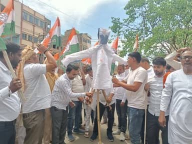 गैस-पेट्रोल-डीजल की मूल्यवृद्धि के विरोध में कांग्रेस का प्रदर्शन, प्रधानमंत्री का पुतला फूंका।
गैस, पेट्रोल और डीजल की...