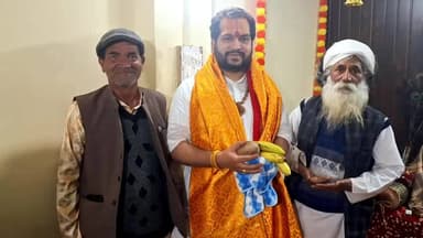 सुंदर नगर: प्रसिद्ध कथावाचक आचार्य पंकज शर्मा ने बड़ादेव कमरूनाग के समक्ष पुराना बाजार में शीश नवाया, आशीर्वाद प्राप्त किया