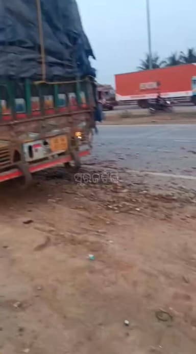 ଏକ ଆଳୁ ବୋଝେଇ ଆଇଚର ଟ୍ରକ ଠିଆ ହୋଇଥିବା ଅନ୍ୟ ଏକ ଆଳୁ ବୋଝେଇ ସହିତ ଧକ୍କା ହୋଇଥିଲା । ସେହି ଆଇଚର ଆଳୁ ବୋଝେଇ ଟ୍ରକ୍ ଖଡ଼ଗପୁରରୁ ବାଲେଶ୍ୱର ଆ...