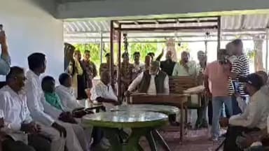 नवादा: नवादा में संवेदना देने के लिए सांसद पप्पू यादव का पूर्व राज्य मंत्री राजबल्लभ प्रसाद के आवास पथरा इंग्लिश पर आगमन हुआ