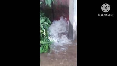 गिरिडीह: न्यू बरगंडा: सर जेसी बोस स्कूल के सामने पाइप फटने से सड़क पर फैला पानी