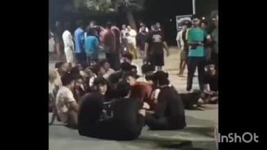 वाराणसी के काशी हिंदू विश्वविद्यालय के बिरला चौराहे पर छात्रों ने किया धरना और नारेबाजी