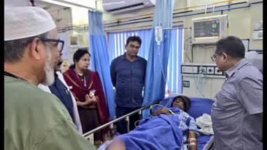 चास: डीपीआरओ के पिता का हाल जानने डीसी मुस्कान अस्पताल पहुंचे, मरीजों से भी किया संवाद