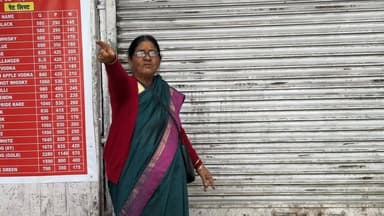 #पौड़ी में कल हुई मारपीट मामले में #महिलाओं ने कराया पूरा बाजार बंद, इसके साथ ही सरकारी शराब के ठेके में भी लटके तले,महिल...