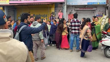 #पौड़ी में कल हुई मारपीट मामले में #महिलाओं ने कराया पूरा बाजार बंद, इसके साथ ही सरकारी शराब के ठेके में भी लटके तले,महिल...