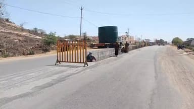 निवाड़ी: निवाड़ी में रेलवे अनुमति के इंतजार में फंसे ट्रक, ₹3200 करोड़ के स्टील प्लांट का काम प्रभावित