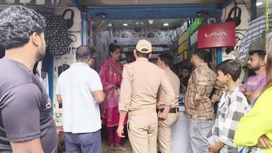 AWAAZ INDIA RUDRAPUR: #ट्रांजिट_कैंप में #मोबाइल की #दुकानदार पर #दंपत्ति ने लगाए आरोप, #मोबाइल ख़रीद ने पर नहीं दिया बिल...