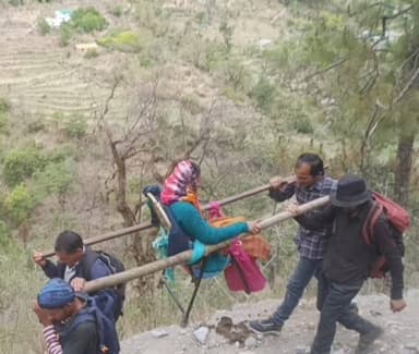 चमोली: हडूंगा गांव में पेड़ से गिरकर महिला घायल, आठ किमी डंडी-कंडी की पालकी बनाकर सड़क मार्ग तक पहुंचाया गया