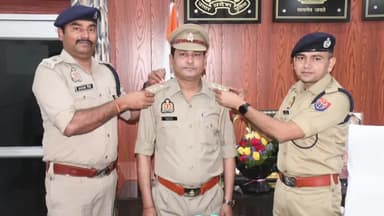 रामपुर: कलेक्ट्रेट स्थित कार्यालय पर पुलिस अधीक्षक सोमेंद्र मीणा ने पदोन्नत अधिकारियों के कंधों पर सितारे लगाए