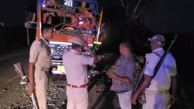 रामगढ़ चौक: महिसाना के पास ट्रक की ट्रक से टक्कर, ट्रक क्षतिग्रस्त, चालक बाल-बाल बचा