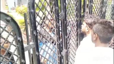 कोल: सिविल लाइन में ऑटो और ई-रिक्शा चालकों ने नगर निगम पर किया हल्ला बोल, सैकड़ों की संख्या में पहुंचे चालकों ने किया घेराव