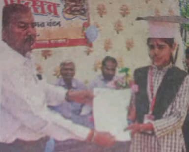 अलीराजपुर: आम्बुआ: PM श्री एकीकृत शाला में प्रवेशोत्सव मनाया गया, छात्राओं का तिलक लगाकर स्वागत