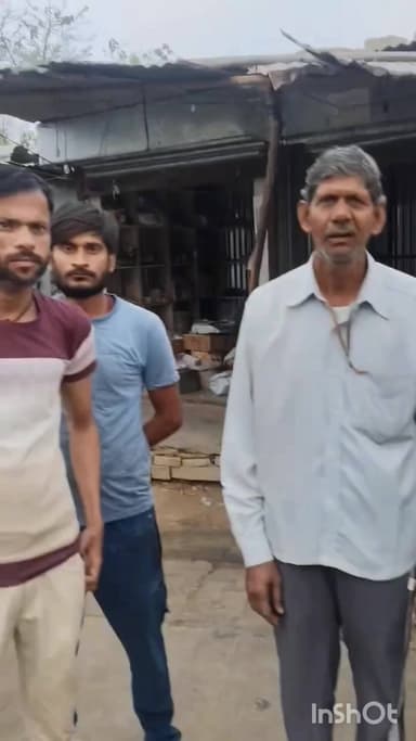 कैलारस के पहागढ़ में अनियंत्रित ट्रक पलटा, बड़ा हादसा टला