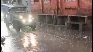 लालसोट: लालसोट में अचानक बदले मौसम के बाद आसमान में छाई काली घटा, तेज अंधड़ के साथ हुई बारिश, कुछ देर तक बेर के समान ओले भी गिरे